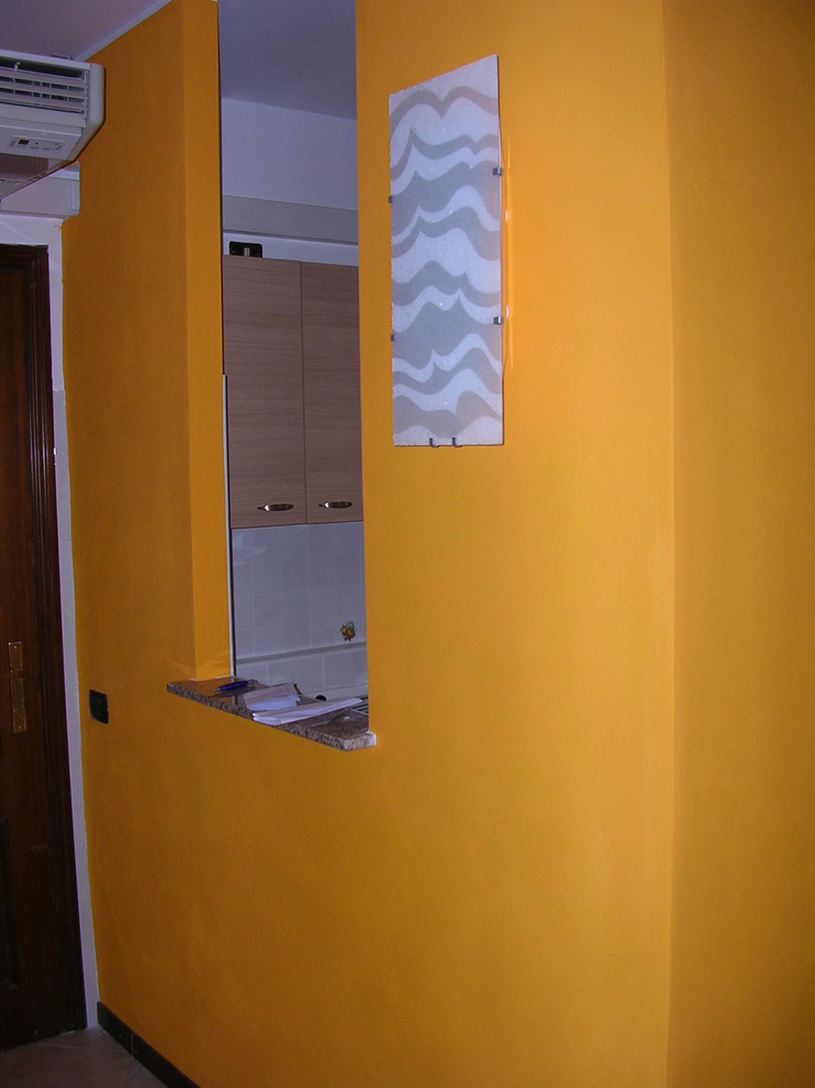 Idéer för att renovera en vintage entré, med orange väggar, klinkergolv i porslin och rosa golv