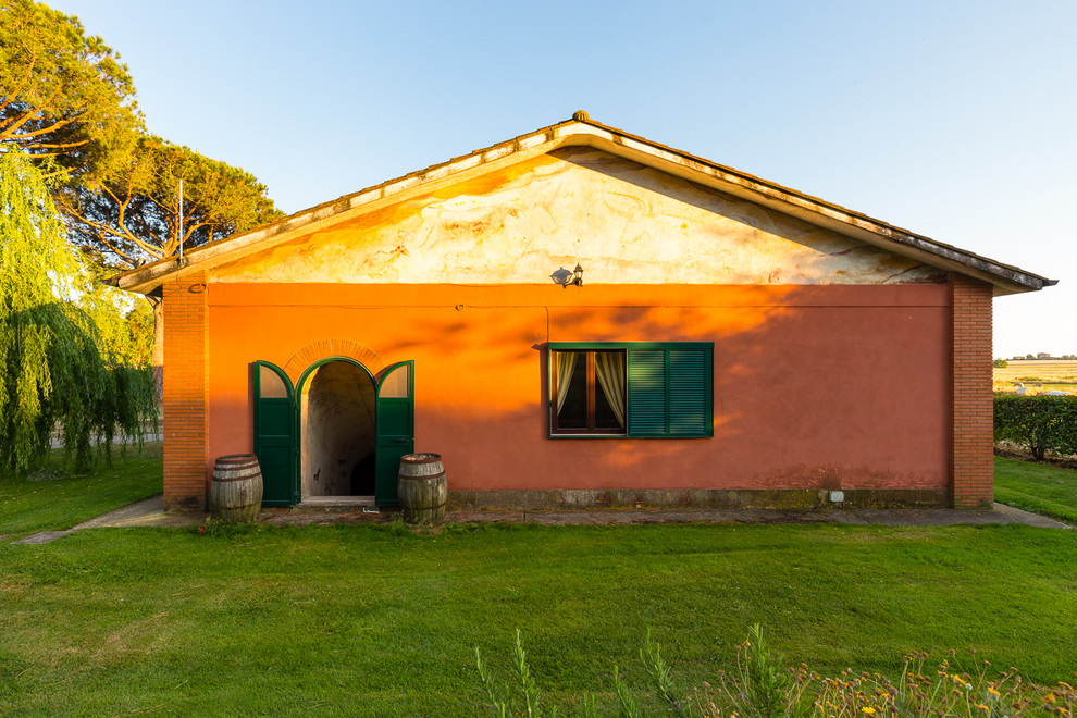 Landhaus Haustür mit roter Wandfarbe, Doppeltür und grüner Haustür in Rom