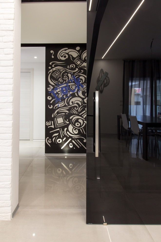 Ispirazione per un piccolo ingresso o corridoio minimal con pareti multicolore, pavimento in gres porcellanato e pavimento grigio