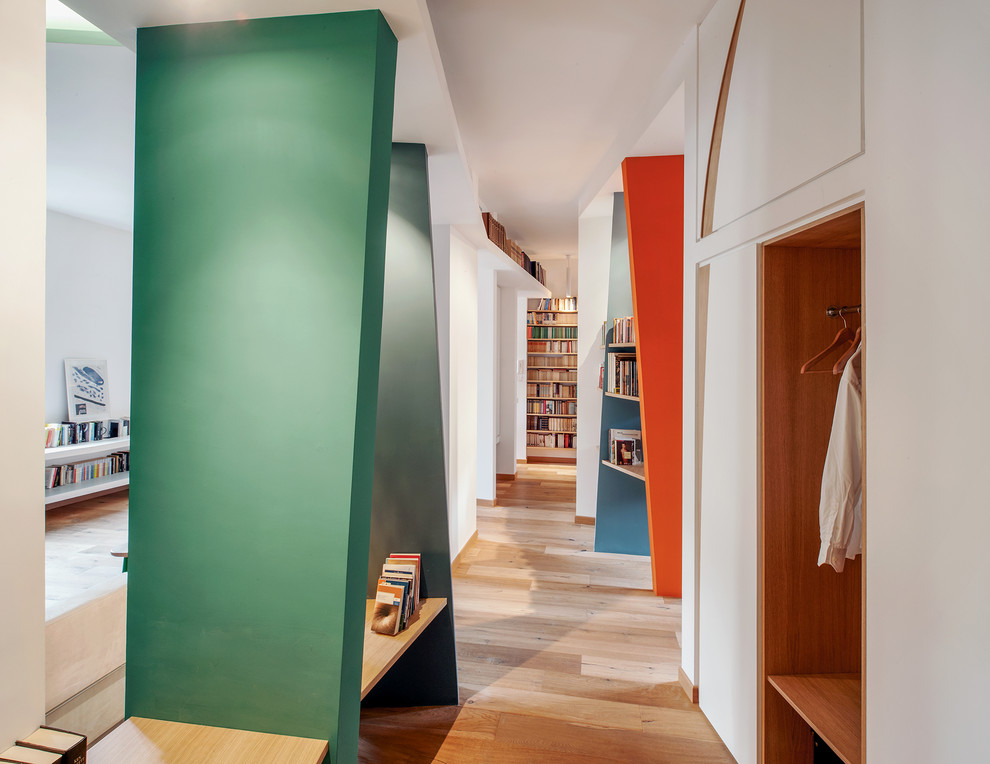 На фото: коридор в современном стиле с разноцветными стенами и светлым паркетным полом с