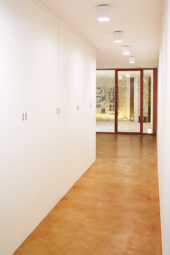 На фото: коридор в современном стиле с белыми стенами и полом из керамогранита