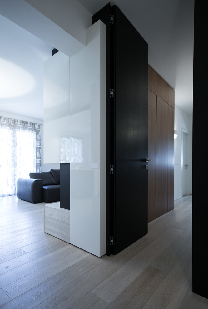 Стильный дизайн: коридор среднего размера в стиле модернизм с белыми стенами, светлым паркетным полом и бежевым полом - последний тренд