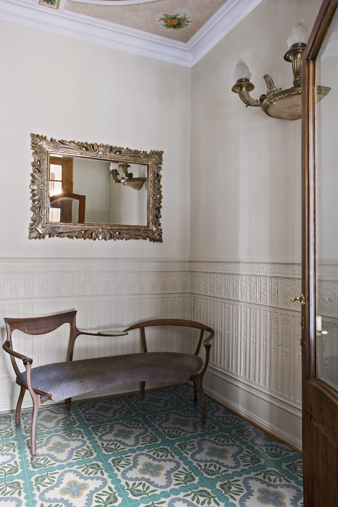 Mittelgroßes Klassisches Foyer mit weißer Wandfarbe, Terrazzo-Boden, Doppeltür und hellbrauner Holzhaustür in Bologna