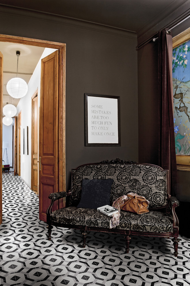 Стильный дизайн: коридор среднего размера в классическом стиле с серыми стенами и мраморным полом - последний тренд