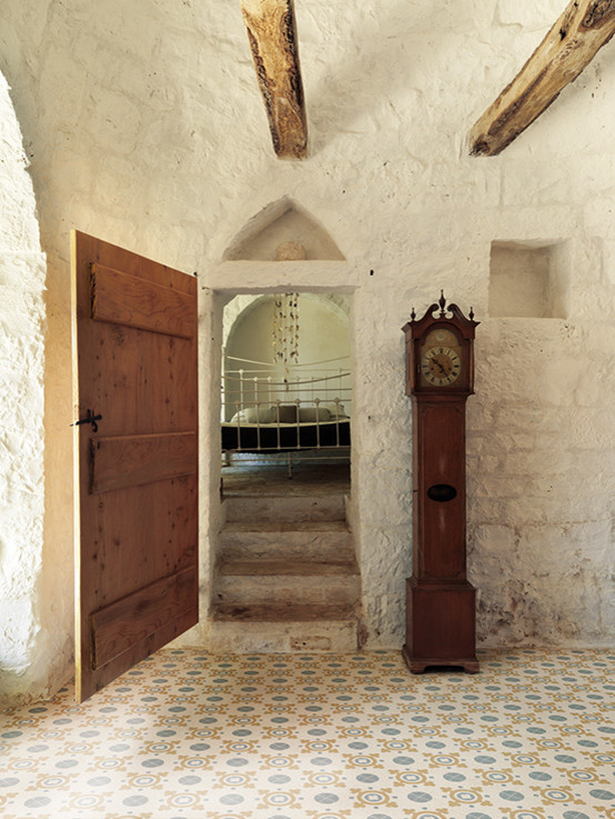 Esempio di un piccolo ingresso con anticamera country con pareti bianche, pavimento alla veneziana, una porta singola e una porta in legno scuro