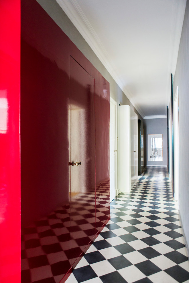 Idee per un ingresso o corridoio boho chic con pareti rosse e pavimento in gres porcellanato