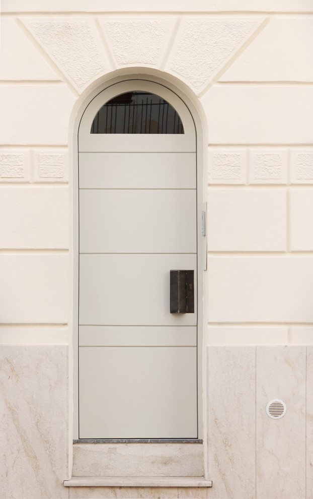 Esempio di una porta d'ingresso design di medie dimensioni con pareti bianche, pavimento in marmo, una porta singola e una porta grigia
