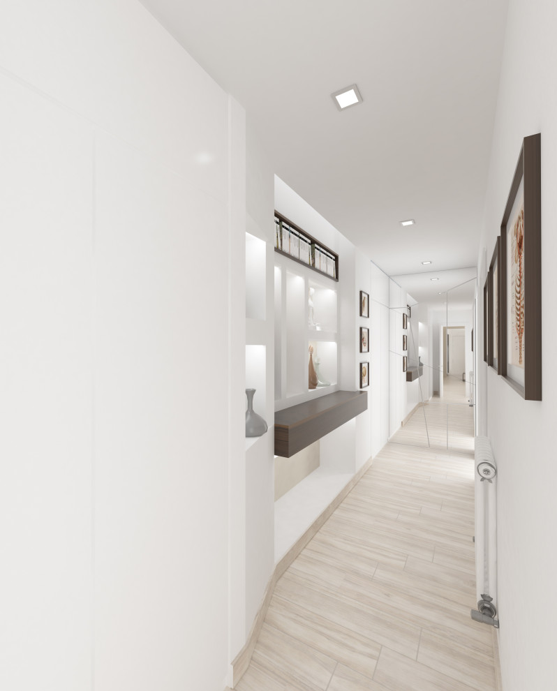 Modelo de hall moderno grande con paredes blancas, suelo de madera clara, puerta simple, puerta blanca, suelo beige y bandeja