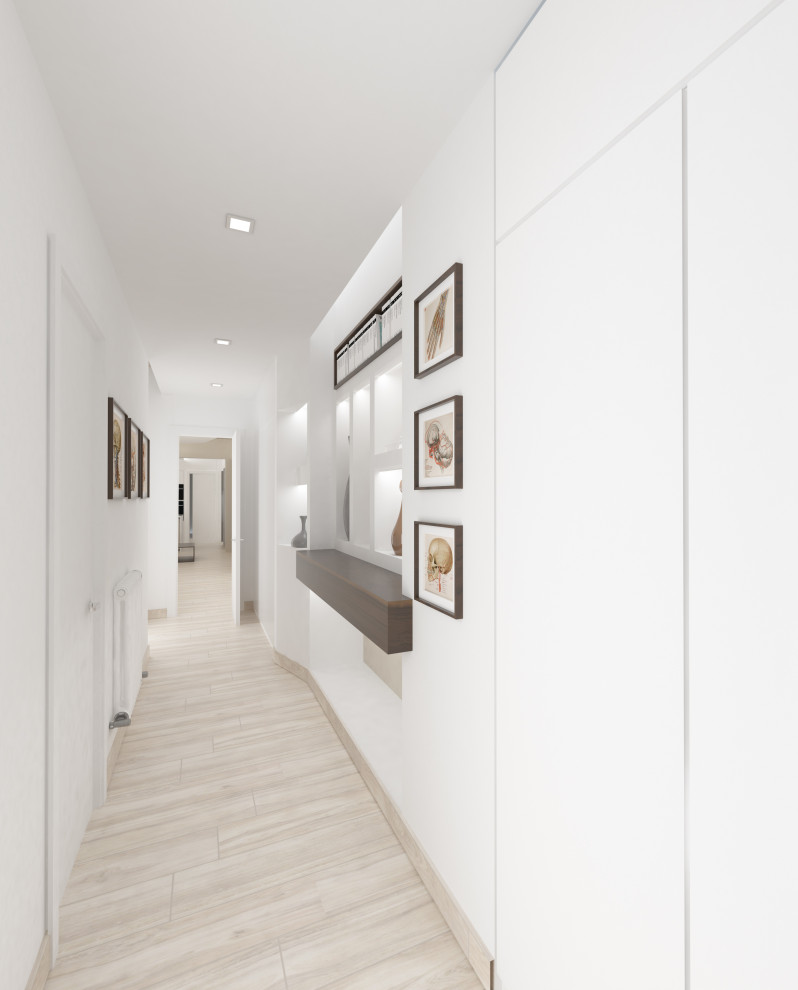 На фото: большой коридор в стиле модернизм с белыми стенами, светлым паркетным полом, бежевым полом и многоуровневым потолком