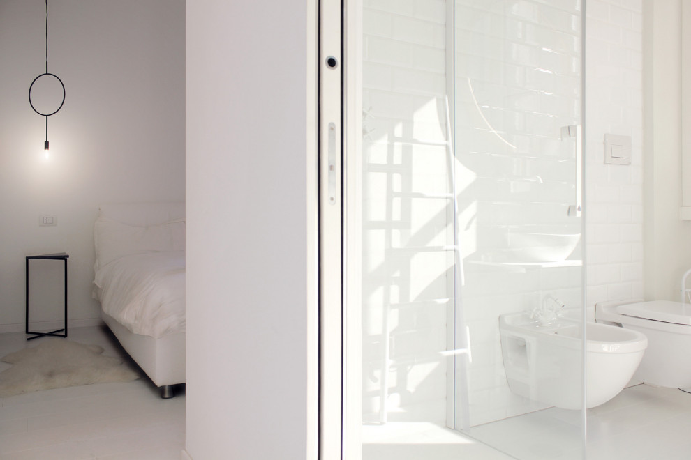 Ejemplo de dormitorio blanco y principal nórdico pequeño con paredes blancas, suelo de madera clara y suelo blanco