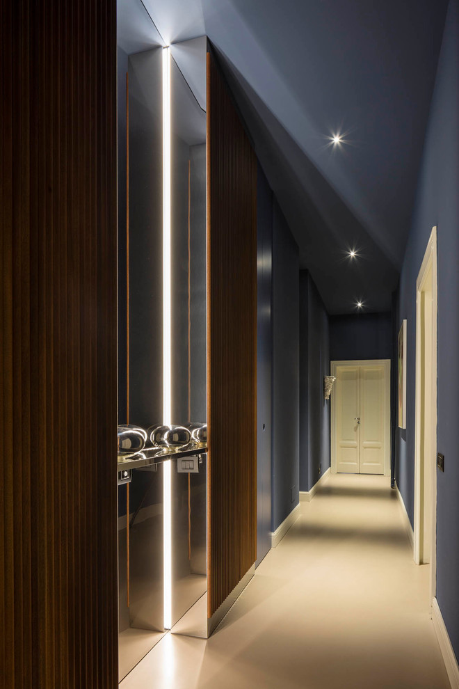 Идея дизайна: большой коридор в современном стиле с синими стенами, бетонным полом и серым полом