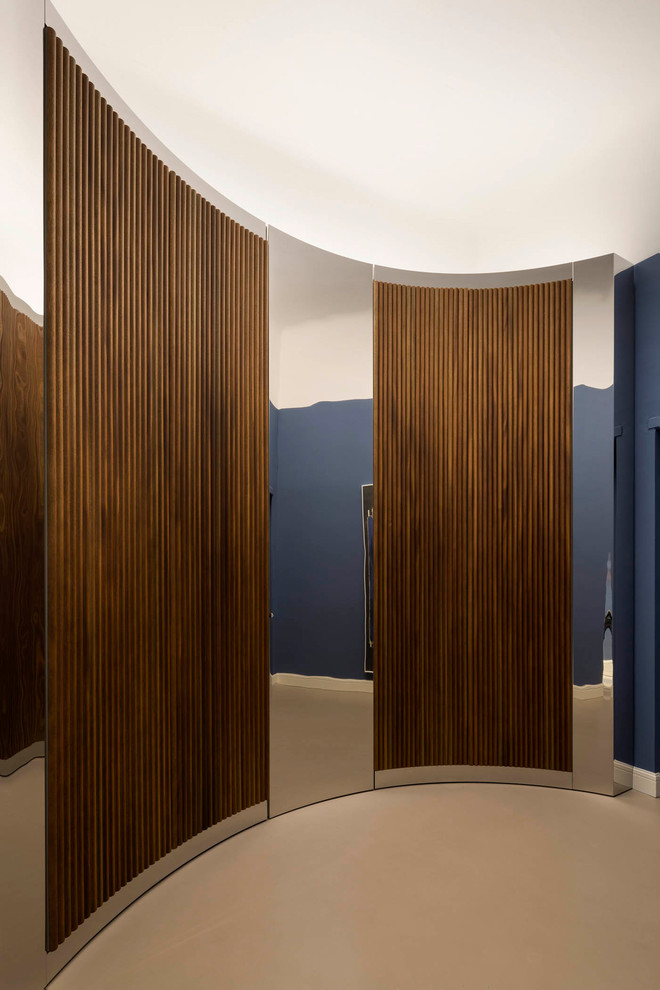 Idéer för en mellanstor modern foajé, med blå väggar, betonggolv, en enkeldörr, en blå dörr och grått golv
