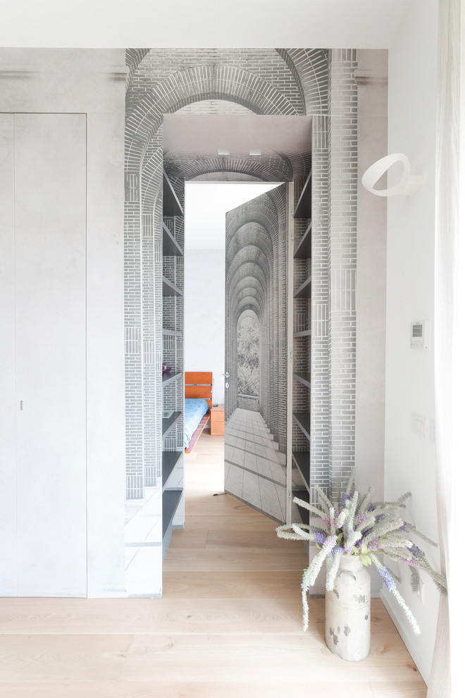 Idée de décoration pour un couloir design de taille moyenne avec parquet clair et un sol beige.