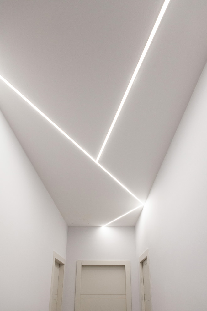 Источник вдохновения для домашнего уюта: большой коридор в современном стиле с серым полом, серыми стенами, многоуровневым потолком и обоями на стенах
