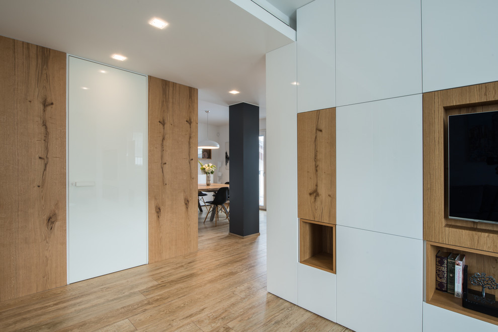 Источник вдохновения для домашнего уюта: коридор среднего размера в современном стиле с белыми стенами, полом из керамогранита и бежевым полом