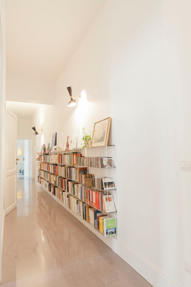 Источник вдохновения для домашнего уюта: коридор среднего размера с белыми стенами и розовым полом