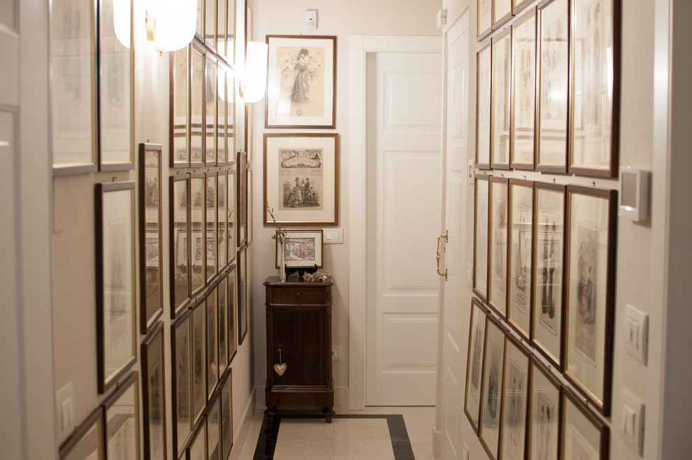 Idée de décoration pour un petit couloir tradition avec un mur beige, un sol en marbre et un sol blanc.