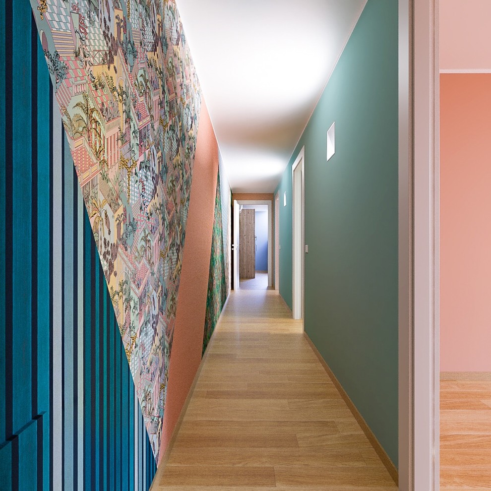 Exempel på en mellanstor modern hall, med flerfärgade väggar och ljust trägolv
