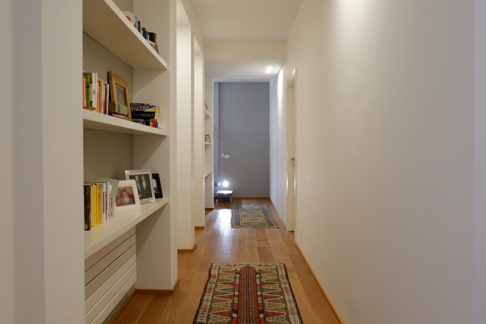 Ispirazione per un grande ingresso o corridoio design con pavimento in legno massello medio