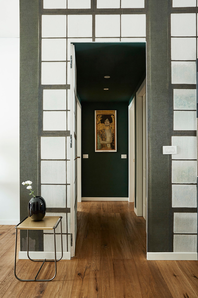 Foto de recibidores y pasillos contemporáneos de tamaño medio con paredes multicolor, suelo de madera en tonos medios y suelo marrón