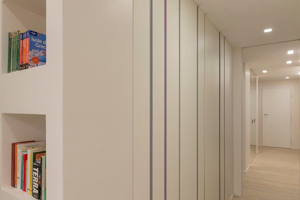 Immagine di un ingresso o corridoio contemporaneo di medie dimensioni con pareti bianche e parquet chiaro