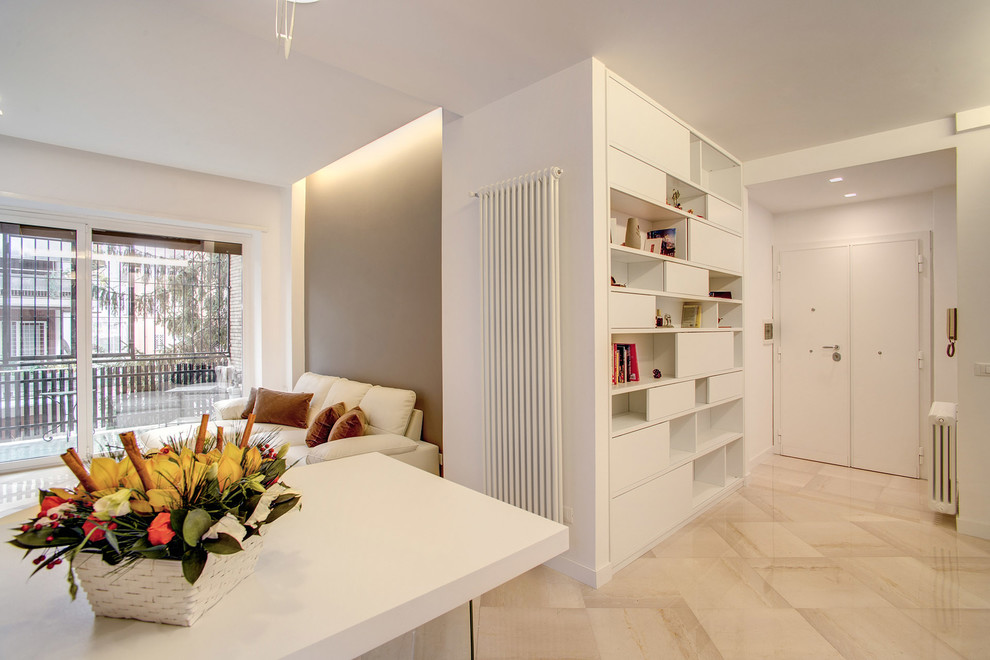 Idéer för en liten modern foajé, med vita väggar, marmorgolv, en enkeldörr, en vit dörr och vitt golv