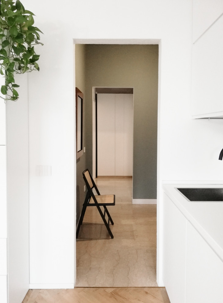 Стильный дизайн: коридор в скандинавском стиле с зелеными стенами и мраморным полом - последний тренд