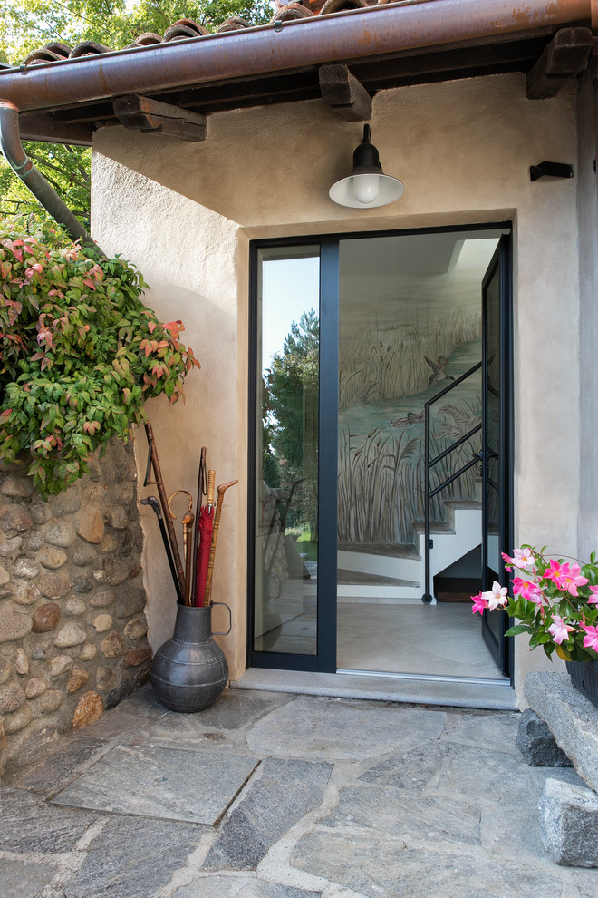 Ispirazione per una piccola porta d'ingresso stile rurale con pavimento in gres porcellanato, una porta singola, una porta in vetro e pavimento beige