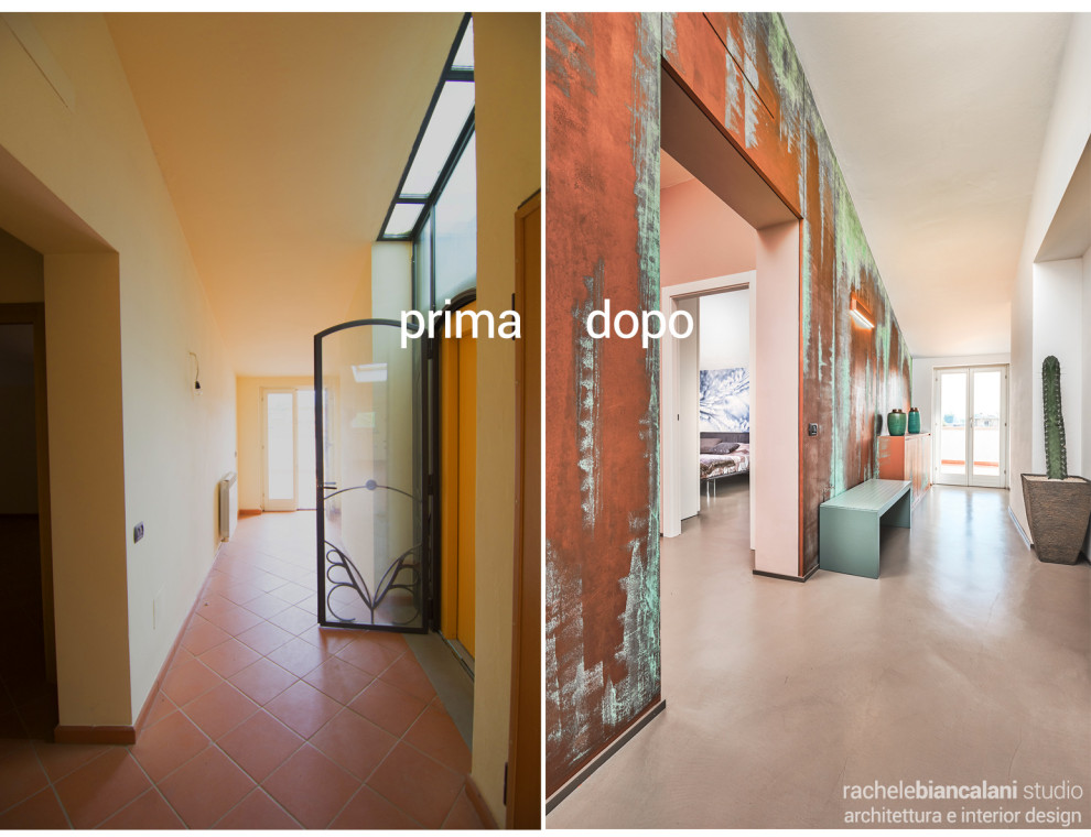 Idées déco pour une entrée contemporaine de taille moyenne avec un couloir, un mur multicolore, sol en béton ciré, une porte simple, une porte métallisée et un sol marron.