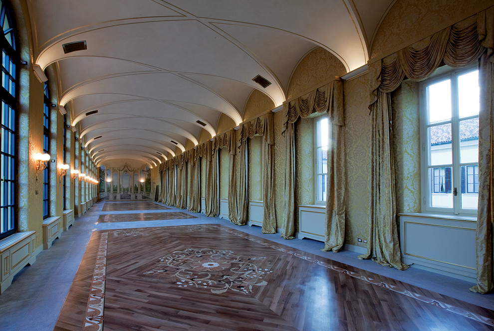 Immagine di un ampio ingresso o corridoio chic con pareti beige e parquet chiaro
