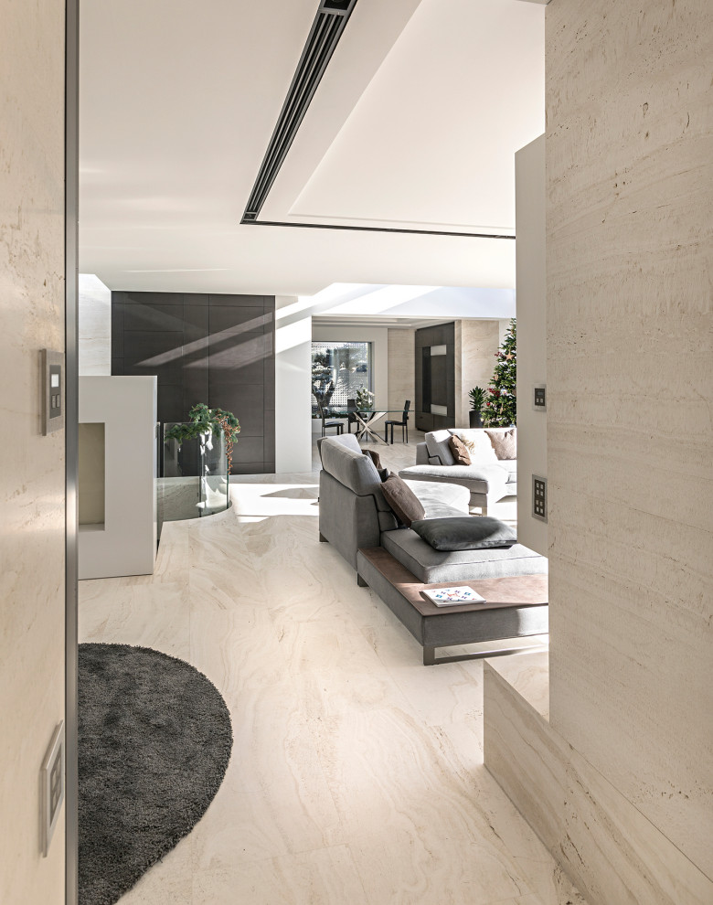 Ispirazione per un ingresso o corridoio moderno con pareti beige, pavimento in marmo e pavimento beige