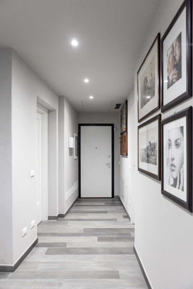Idéer för mellanstora funkis hallar, med grå väggar, klinkergolv i porslin och brunt golv