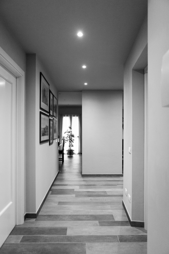 Esempio di un grande ingresso o corridoio country con pareti beige, pavimento in gres porcellanato e pavimento grigio