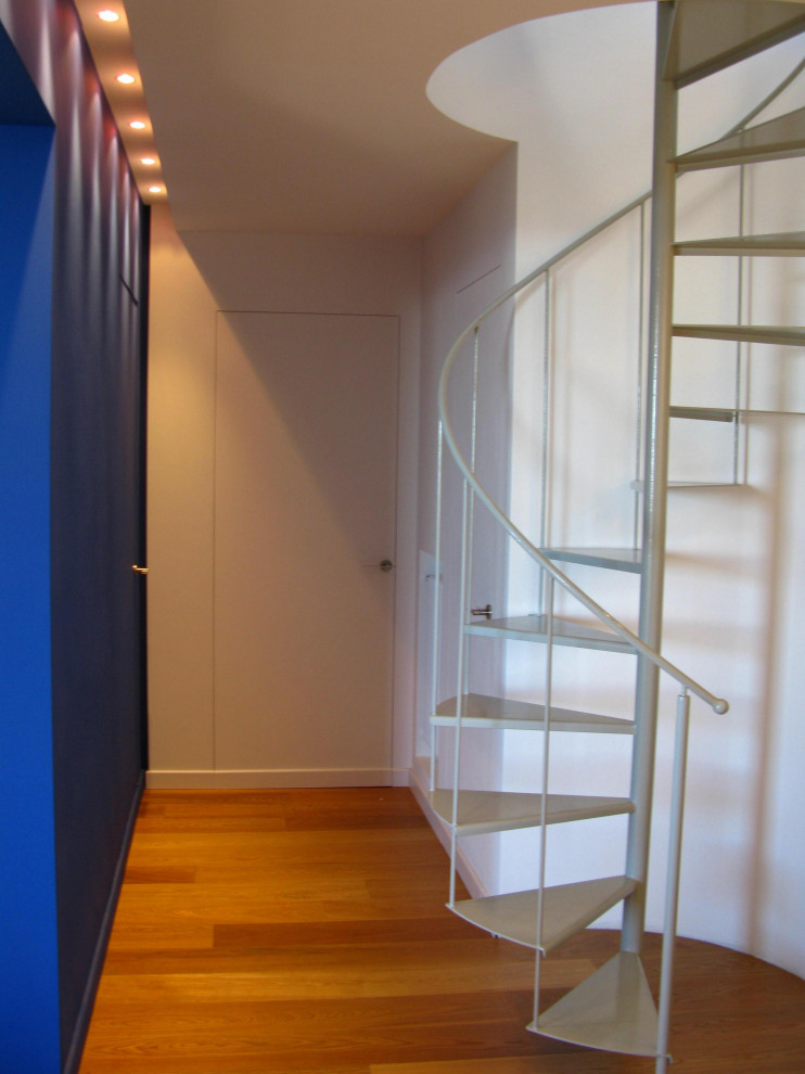 Пример оригинального дизайна: коридор среднего размера в современном стиле с синими стенами, светлым паркетным полом и многоуровневым потолком