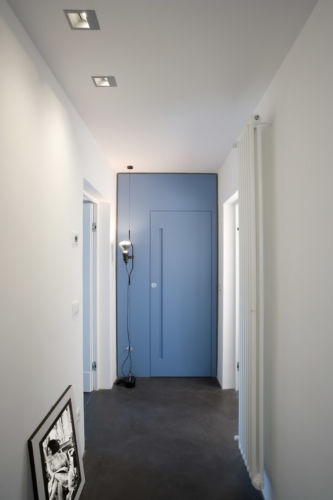 Cette image montre un couloir design de taille moyenne avec un mur blanc et un sol noir.