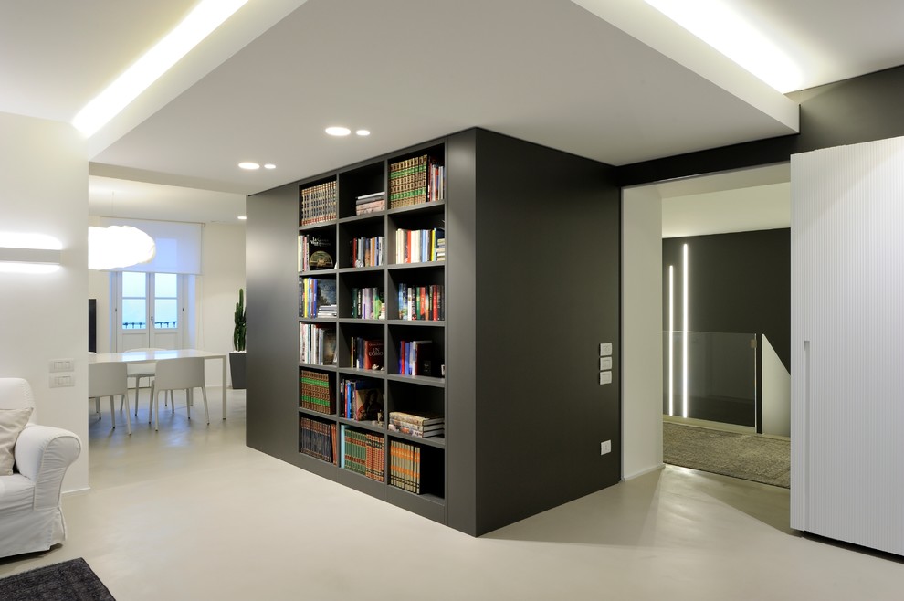 Пример оригинального дизайна: коридор среднего размера в современном стиле с черными стенами и белым полом