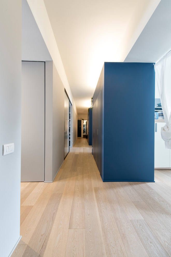 Источник вдохновения для домашнего уюта: большой коридор в современном стиле с синими стенами и паркетным полом среднего тона