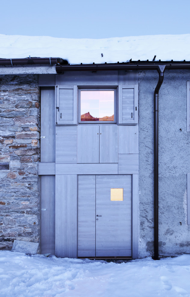 Foto på en rustik ingång och ytterdörr, med en enkeldörr och ljus trädörr