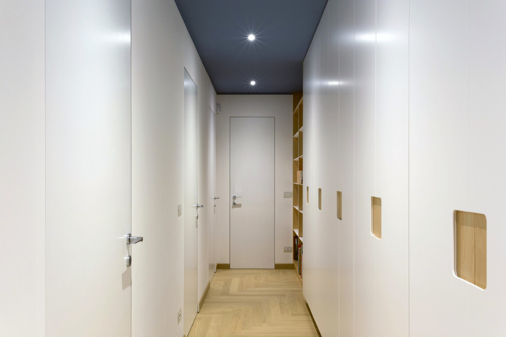 Esempio di un piccolo ingresso o corridoio minimal con pareti bianche e parquet chiaro