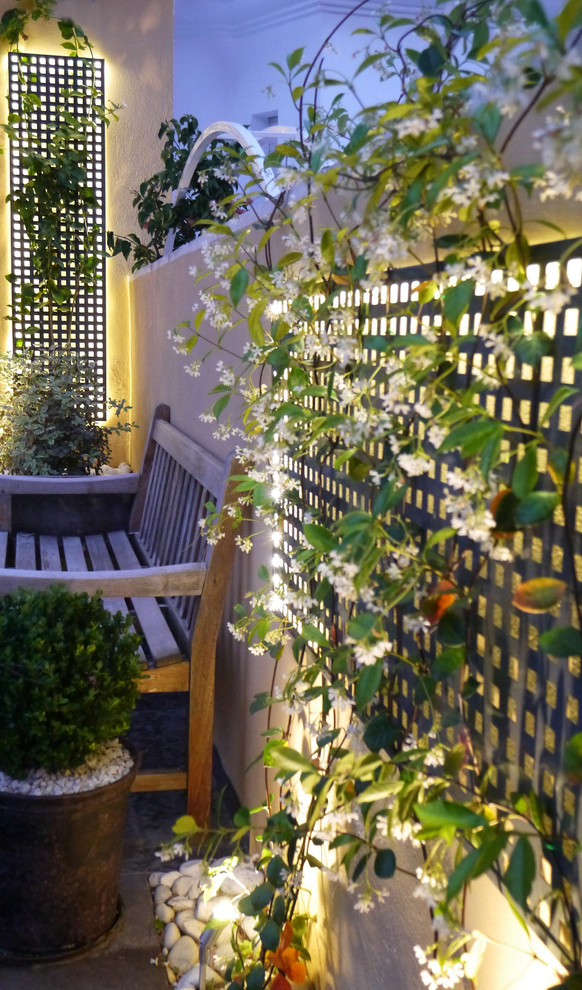 Стильный дизайн: маленькая фитостена на внутреннем дворе в средиземноморском стиле для на участке и в саду - последний тренд