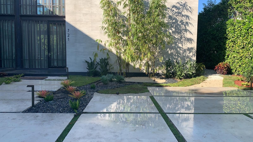 Mittelgroßer, Halbschattiger Moderner Garten mit Natursteinplatten in Miami