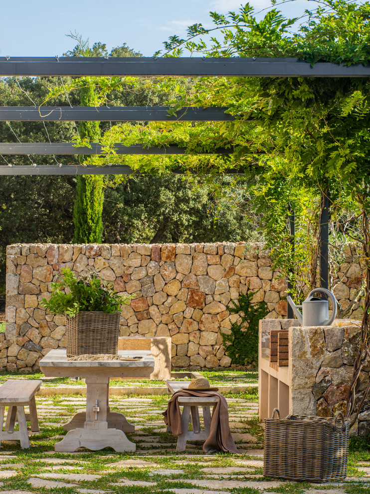 Свежая идея для дизайна: участок и сад на заднем дворе в средиземноморском стиле - отличное фото интерьера