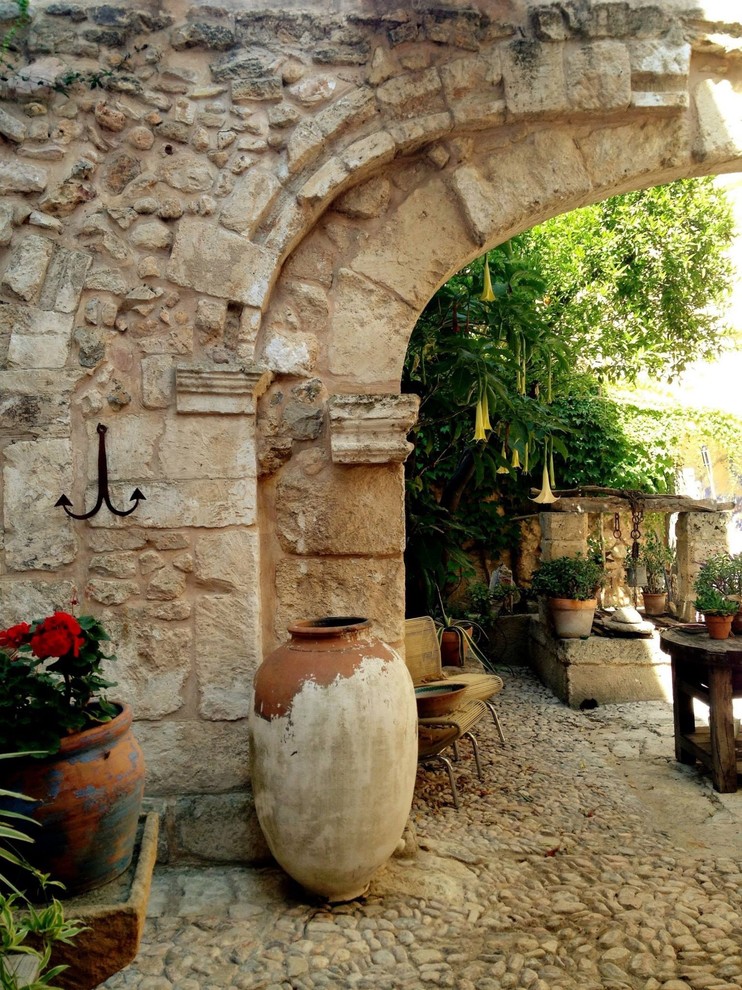 Foto de camino de jardín mediterráneo de tamaño medio en patio con jardín francés, exposición parcial al sol y adoquines de piedra natural