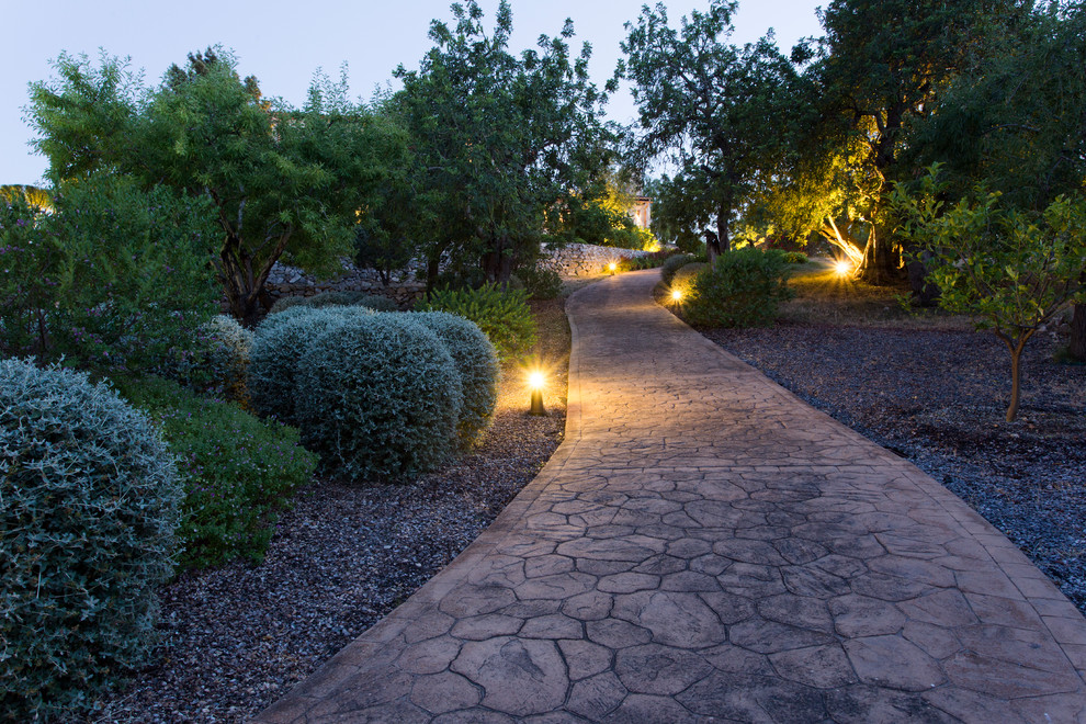 Imagen de camino de jardín de estilo de casa de campo con adoquines de piedra natural