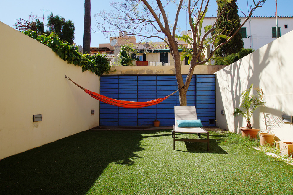 Пример оригинального дизайна: участок и сад среднего размера на заднем дворе в средиземноморском стиле с полуденной тенью
