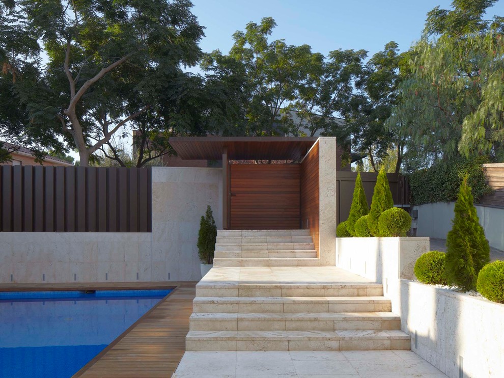 Foto di un giardino minimal di medie dimensioni con scale