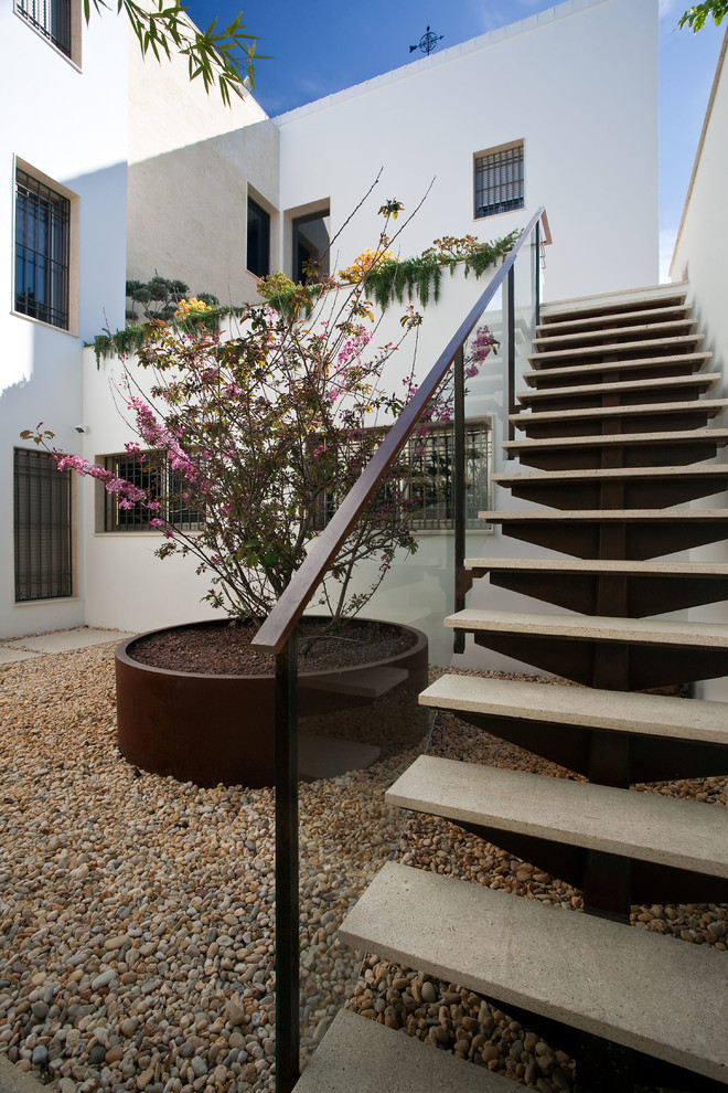 This is an example of a contemporary landscaping in Seville.