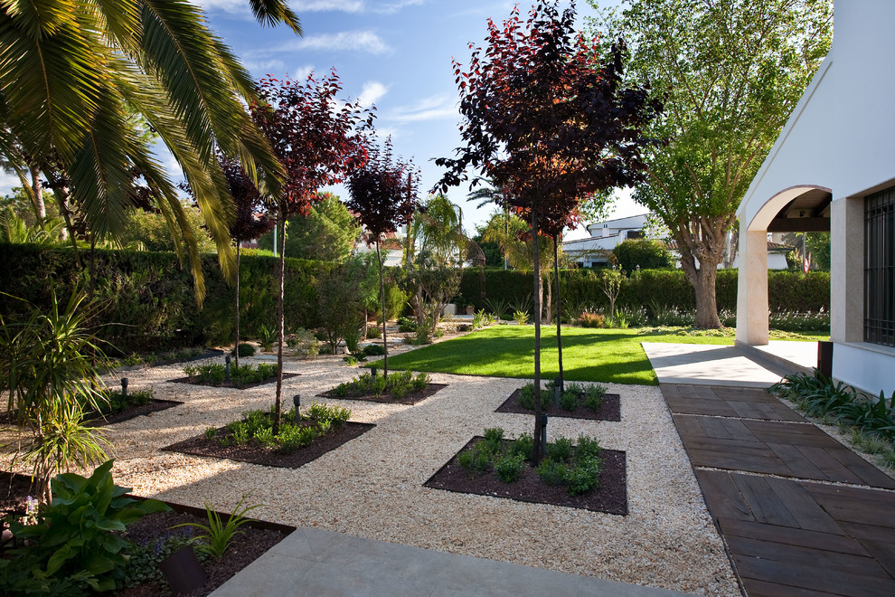 Стильный дизайн: участок и сад в современном стиле с садовой дорожкой или калиткой - последний тренд