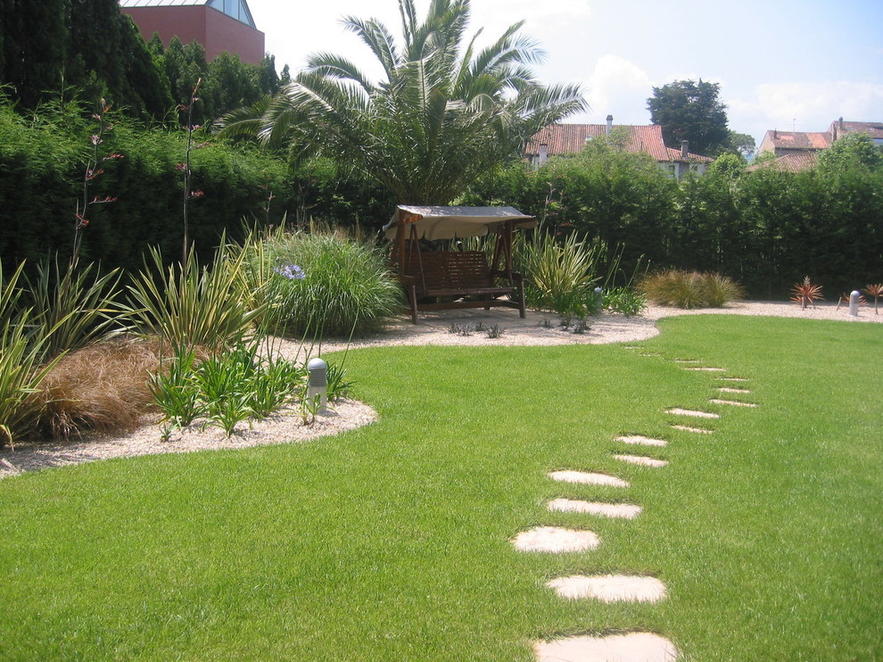 Foto de jardín tropical de tamaño medio con exposición total al sol y gravilla