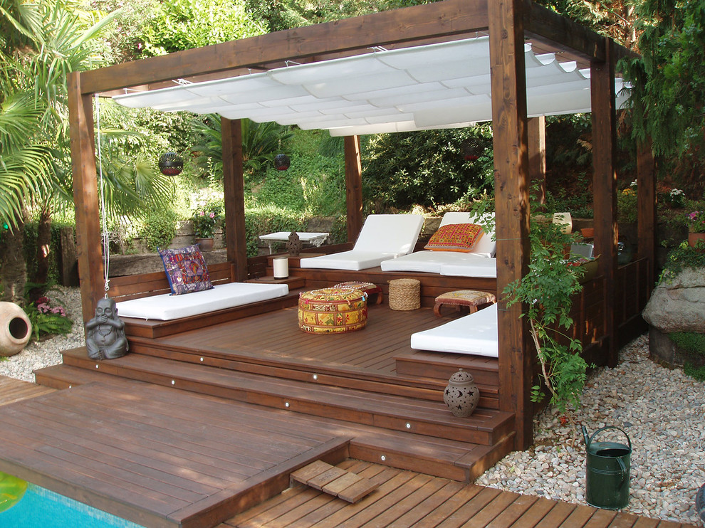 Foto de acceso privado tropical grande en patio con exposición parcial al sol y entablado